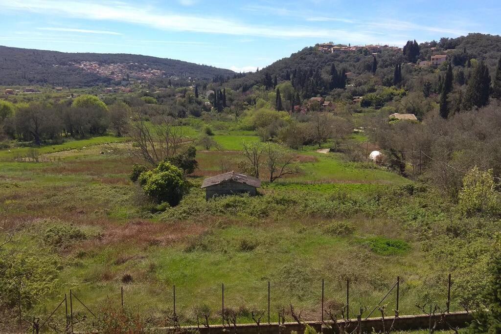 Emily, Soothing Experience, Perfect Getaway בית נופש Gardeládes